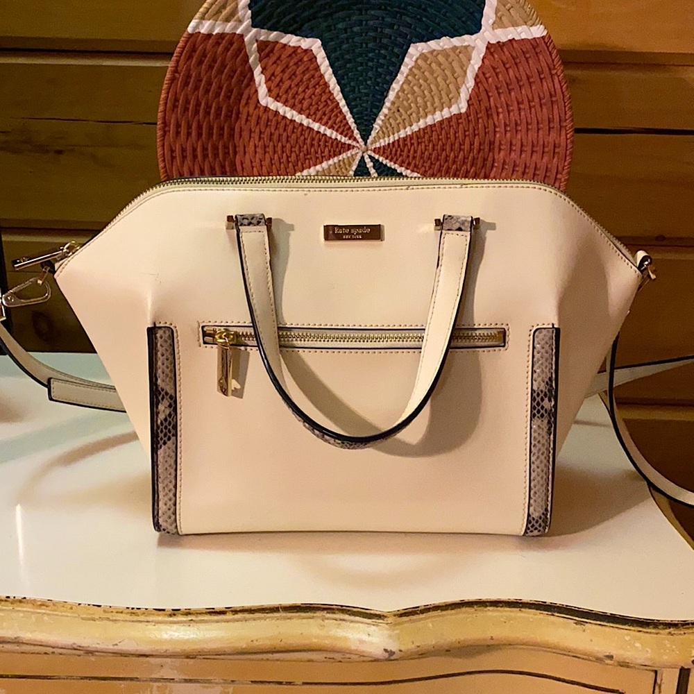 Kate Spade Crossbody Purse! Cream Colored With Snake Accents ♥️